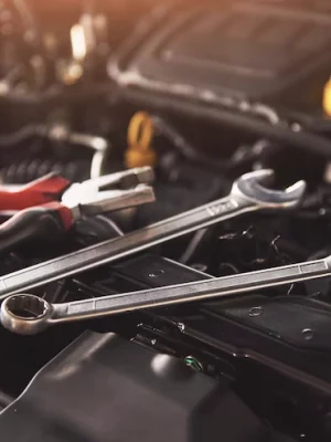 Llaves sobre motor de auto