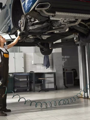 Mujer reparando carro
