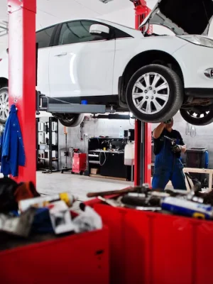 Carro elevado en taller