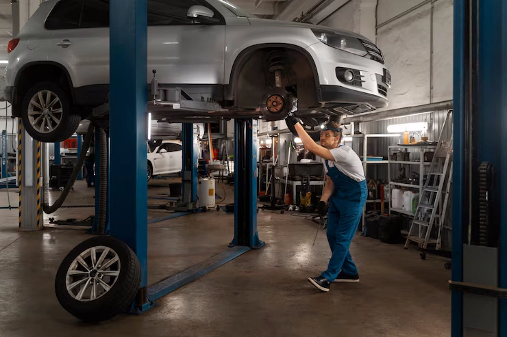 Hombre reparando frenos de auto
